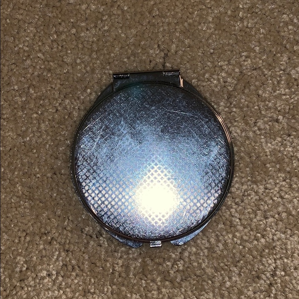 Unique hand compact - Picture 2 of 3
